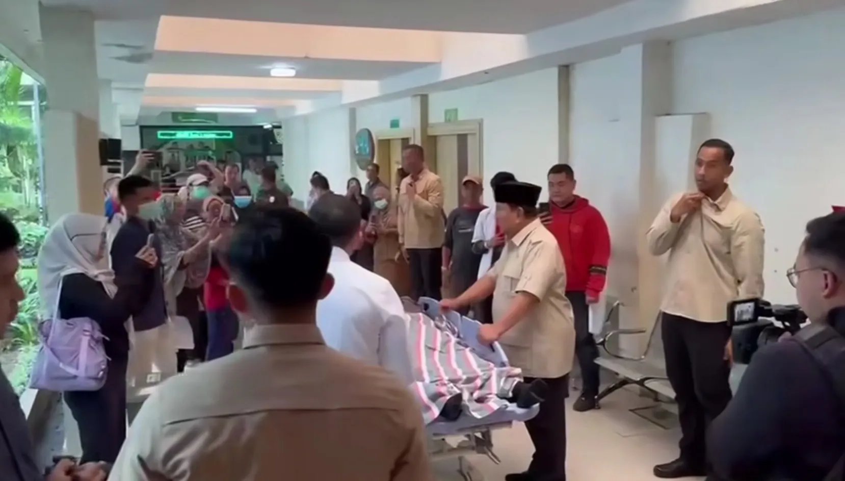 Prabowo Jenguk Korban Tabrakan KA di Bekasi