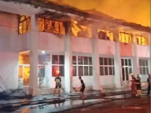 Kebakaran Dini Hari Lahap Gedung Biro Kesra Pemprov Kalteng