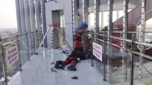Evakuasi Lebah Madu, Damkarmat Palangka Raya Naik ke Menara Telawang