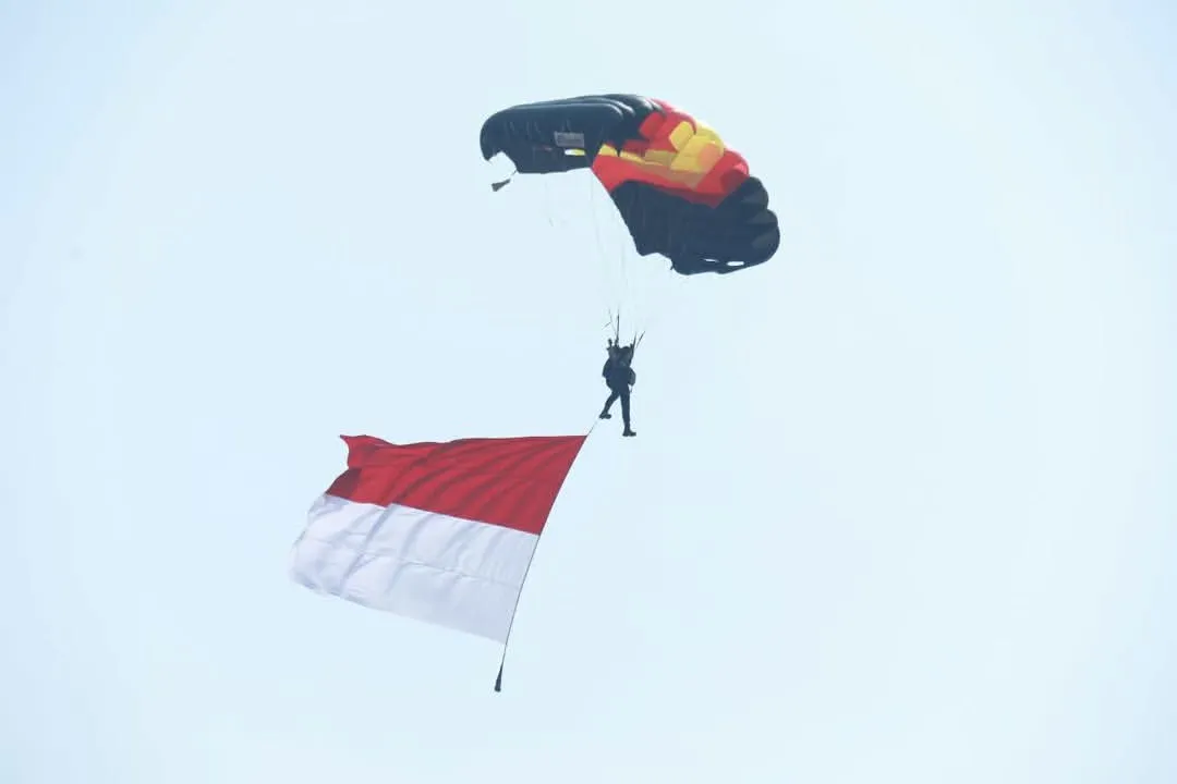 Merah Putih Turun dari Langit Palangka Raya