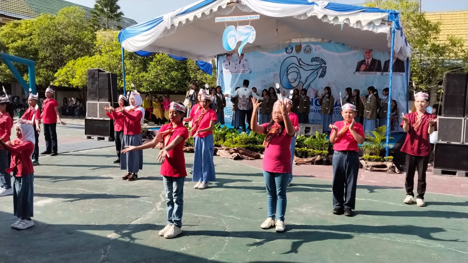 Lewat Gerak Tangan, SMAN 1 Palangka Raya Sampaikan Pesan Inklusivitas di HUT Ke-67