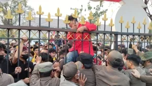 Ricuh di Depan Kantor Gubernur Kalteng! Mahasiswa Nekat Panjat Pagar, Agustiar Sabran Kemana?