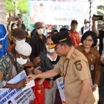 Gubernur Kalteng Bagikan Bantuan Pangan dan Uang Tunai di Tiga Kelurahan Palangka Raya