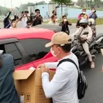 Gubernur Kalteng Turun ke Jalan Bagikan Masker dan Bubur Kepada Masyarakat