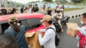 Gubernur Kalteng Turun ke Jalan Bagikan Masker dan Bubur Kepada Masyarakat