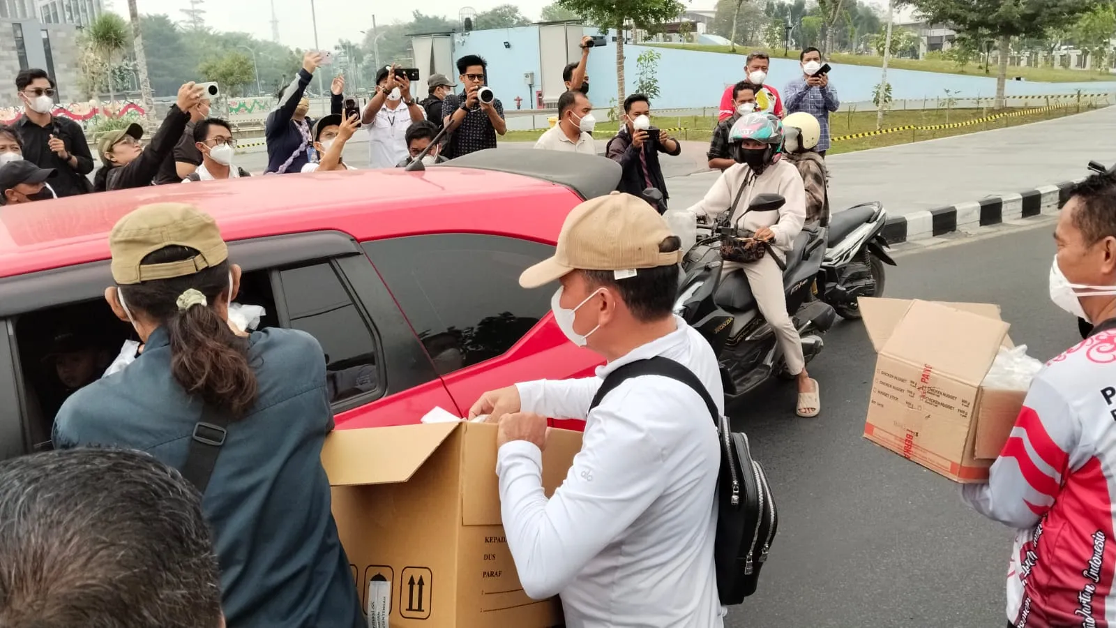 Gubernur Kalteng Turun ke Jalan Bagikan Masker dan Bubur Kepada Masyarakat