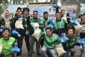 Ojol Tetap Berjuang di Tengah Kabut Asap Kalteng, Agustiar Sabran Salurkan Bantuan